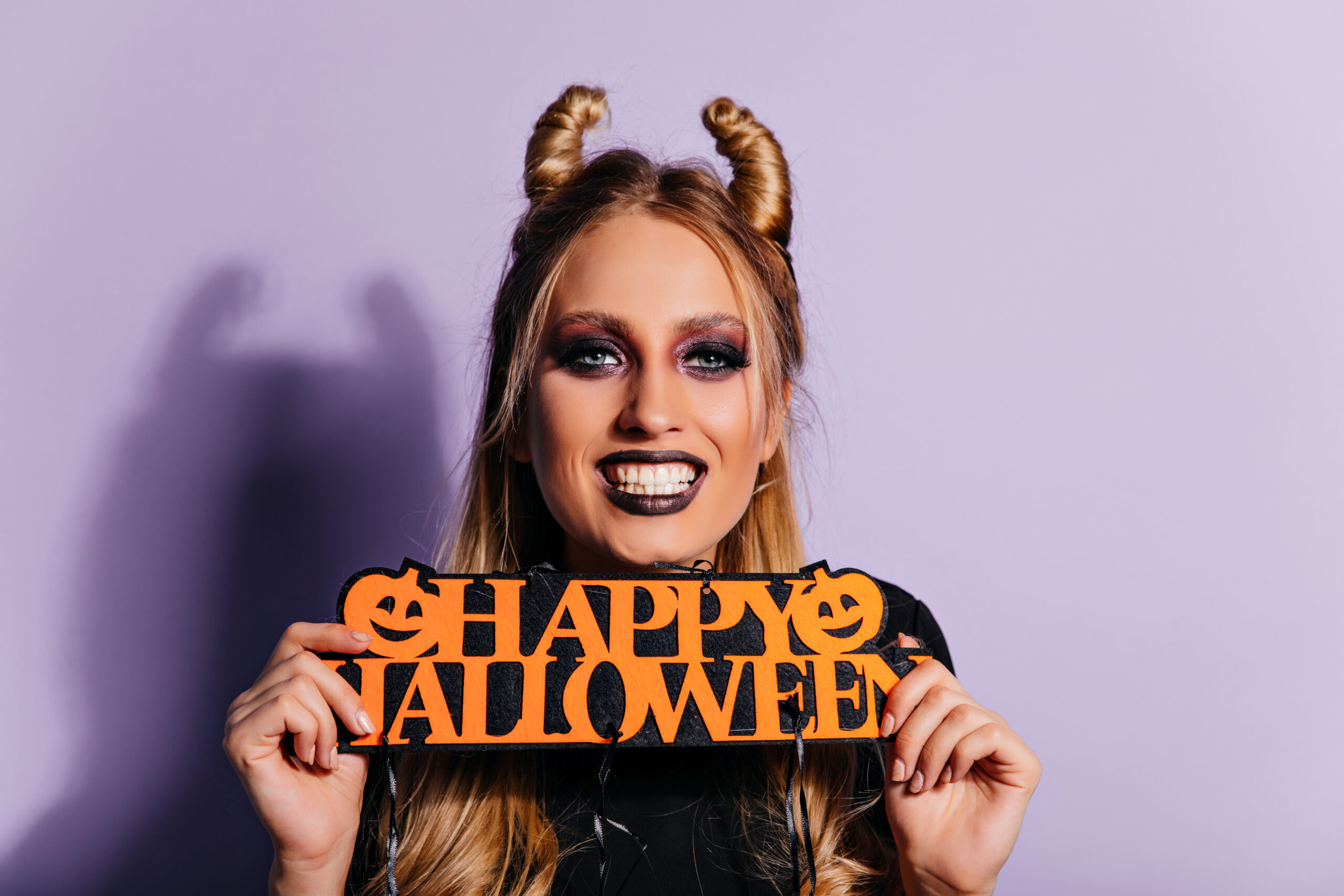 Image of a person celebrating Halloween for a blog post about Halloween drinks by National Bartender Staffing. Image by Freepik.